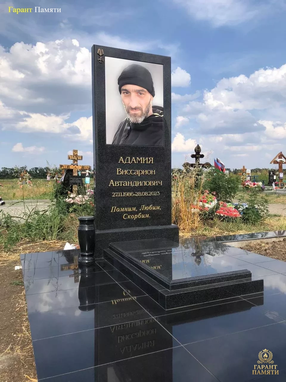 Памятник военному "Классика с фото на стекле"